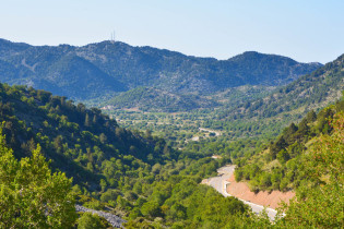 Am Einstieg der Samaria-Schlucht fällt der Blick über die (im Mai grüne) Omalos-Hochebene im Südwesten Kretas, Griechenland