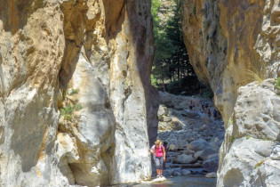 An der berühmten „Eisernen Pforte“ („Sideroportes“) ist die Samaria-Schlucht auf Kreta, Griechenland, nur noch 3 Meter breit