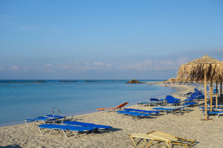 Das seichte Meer und der ruhige Wellengang am Strand von Elafonissi auf Kreta, Griechenland, laden auch die Kleinsten zum entspannten Planschen ein