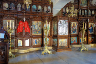 Die Kirche des Arkadi-Klosters auf Kreta, Griechenland, ist innen mit kostbaren Holzschnitzereien und wertvollen Ikonen ausgestattet