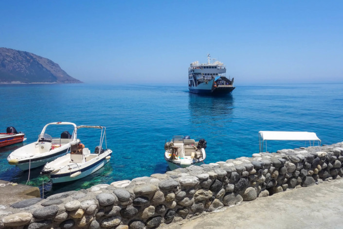 Im kleinen Hafenort Agia Roumeli landet nach der Wanderung durch die Samaria-Schlucht die Fähre nach Chora Sfakion, Kreta, Griechenland