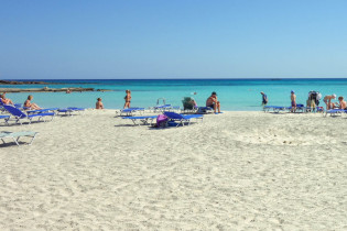 In den Sommermonaten treffen sich tausende Griechenland-Urlauber bei Elafonissi, dessen Sandstrand als schönster Strand Kretas gilt