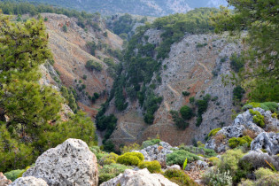 Mittlerweile führt ein Schotterweg von der Aradena-Brücke bis an den Grund der Aradena-Schlucht auf Kreta, Griechenland