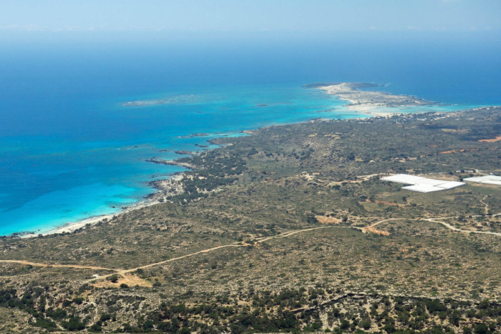 Von der Bergstraße fällt der Blick auf die Insel Elafonissi und den idyllischen Strand im Westen Kretas, Griechenland