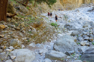 Während der gesamten Wanderung durch die Samaria-Schlucht auf Kreta, Griechenland, gibt es weder Handy-Empfang noch Verpflegung und auch wenig Schatten