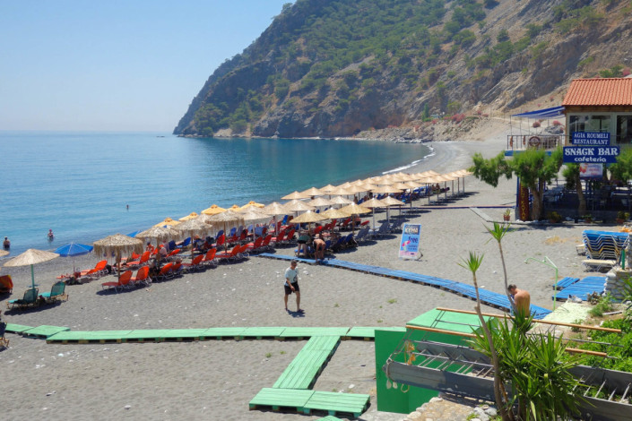 Wer die Wanderung durch die Samaria-Schlucht auf Kreta, Griechenland, erst zu Mittag startet, kann in Agia Roumeli übernachten