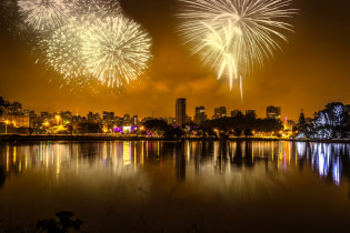 Silvester-Feuerwerk über dem Parque do Ibirapuera, dem beliebtesten Park von São Paulo in Brasilien