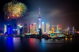 Silvester-Feuerwerk über der prachtvoll beleuchteten Skyline von Shanghai, China