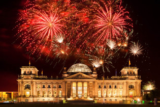Fantastisches Silvester-Feuerwerk über dem Reichstag in Berlin, einem der politisch bedeutendsten Gebäude Deutschlands