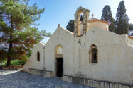 Die Stützmauern bis zum Boden erwecken den Eindruck, die Panagia i Kera Kirche auf Kreta ducke sich in die Erde, Griechenland - © FRASHO / franks-travelbox