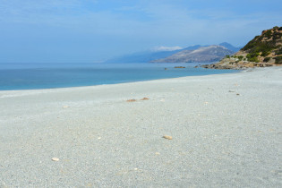 In der Hauptsaison können Bade-Urlauber am Strand von Triopetra auf Kreta, Griechenland, direkt vor Ort Sonnenschirme und Liegen mieten