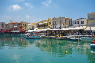 Am fast kreisrunden Venezianischen Hafen von Rethymnon auf Kreta, Griechenland, reiht sich ein Lokal an das nächste