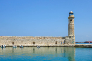 Am pittoresken Kalkstein-Leuchtturm am Ende der Mole findet man im Venezianischen Hafen von Rethymnon auf Kreta, Griechenland, etwas Ruhe