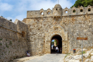 Die Festung von Rethymnon auf Kreta, Griechenland, wird durch das gut erhaltene Osttor betreten