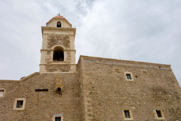 Westlich des Eingangs zum Kloster Toplou auf Kreta, Griechenland, thront ein imposanter Glockenturm im Renaissance-Stil
