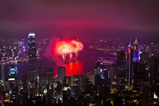 Hongkong begrüßt das Chinesische Neue Jahr mit einem spektakulären Feuerwerk in der Victoria Bay