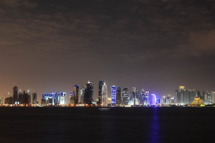 Blick von der Corniche auf die nächtliche Skyline von Doha, Katar