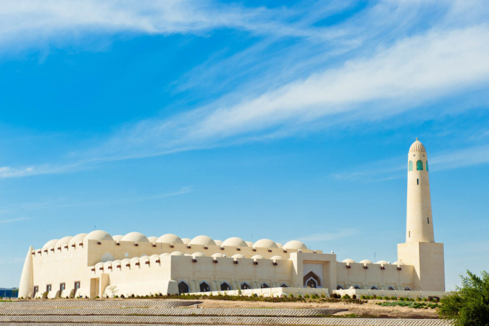 Schon von weitem bietet die schneeweiße Moschee von Doha mit ihren zahlreichen Kuppeln einen spektakulären Anblick, Katar