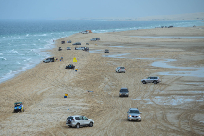 Vor oder nach dem Vergnügen des Dünenfahrens bei Mesaieed wird am Strand gepicknickt, Dune Bashing, Katar