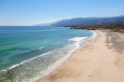 Die Küste des Oman ist über 2.000 Kilometer lang und besteht zum Großteil aus menschenleeren Buchten und einsamen Sandstränden, Oman