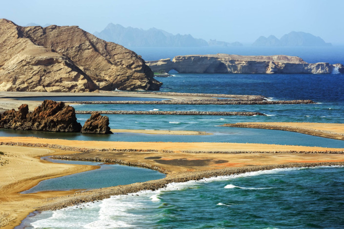 Die malerische Bucht von Yiti-Beach reicht weit ins Landesinnere und besteht zu einem Großteil aus feinem, hellem Sand, Oman