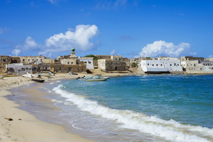 Die Stadt Mirbat im Süden Omans war einst eine bedeutende Weihrauchhandelsstadt und lockt heute mit einem traumhaften Strand