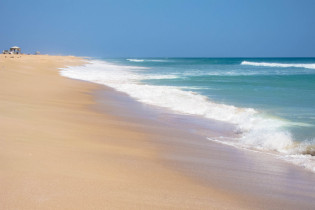 Sandstrand südlich der Hafenstadt Sur - hier sollte man unbedingt einen kleinen Badestop einlegen, Oman