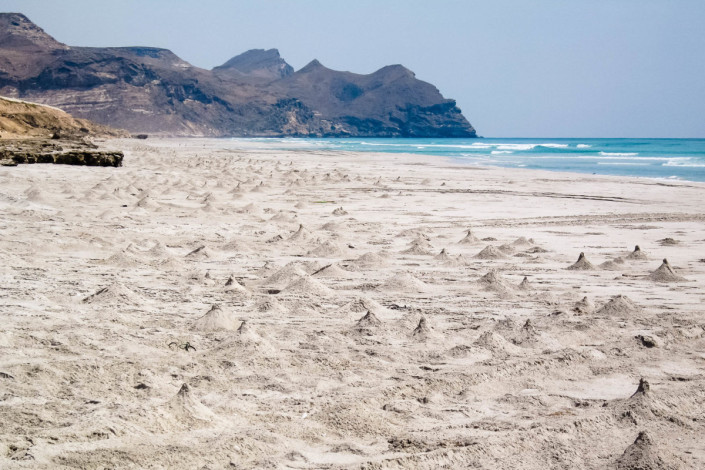 Traumhafter Sandstrand beim Fischerdorf Mughsayl, Oman
