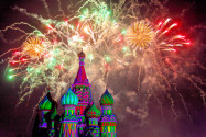 Das Silvester-Feuerwerk am Roten Platz in Moskau taucht die bunten Türme der Basilius-Kathedrale in farbiges Licht, Russland - © Pavel L Photo and Video/Shutters