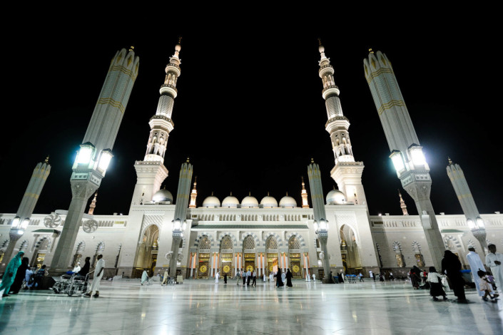 Die prunkvolle Prophetenmoschee in Medina bei Nacht, Saudi-Arabien