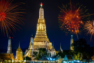 Silvester-Feierlichkeiten in Bangkok, Thailand, im Zentrum thront der prachtvolle buddhistische Tempel Wat Arun - © anekoho / Shutterstock