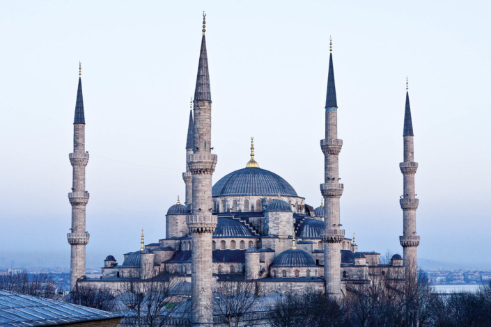 Die Blaue Moschee zählt zu den beliebtesten Attraktionen Istanbuls;  weltweit einzigartig sind ihre schlanken Minarette, die bereits von weitem sichtbar sind, Türkei