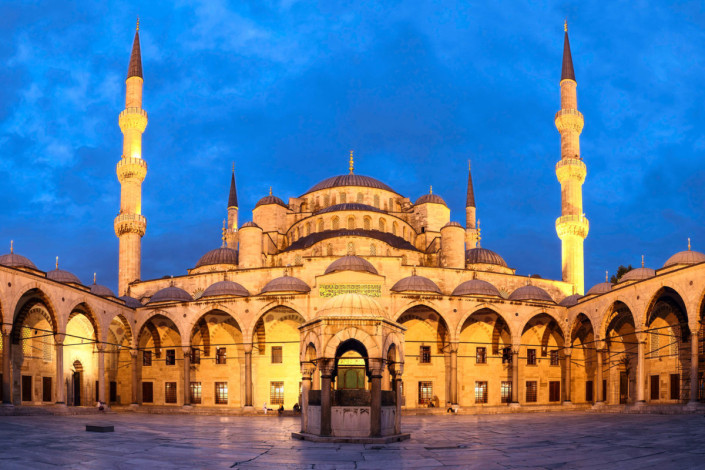 Fantastische Abendstimmung der Sultan Ahmed Moschee, besser bekannt als die „Blaue Moschee“, Istanbul, Türkei