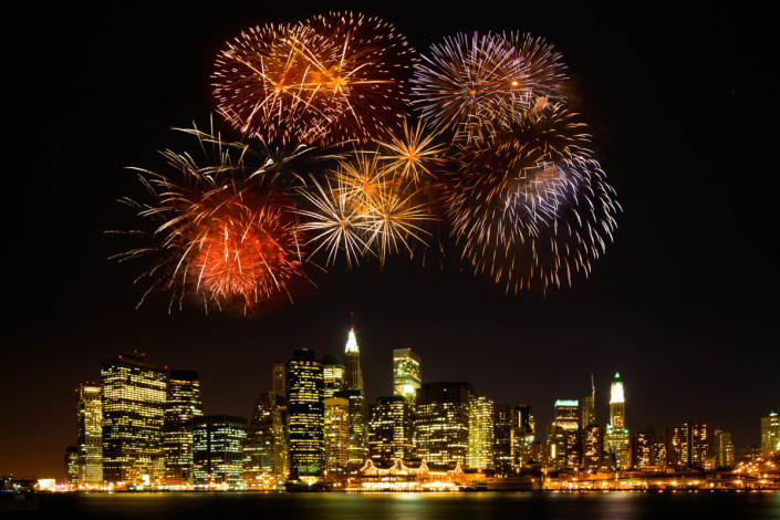 Silvester-Feuerwerk über der Skyline von New York, USA