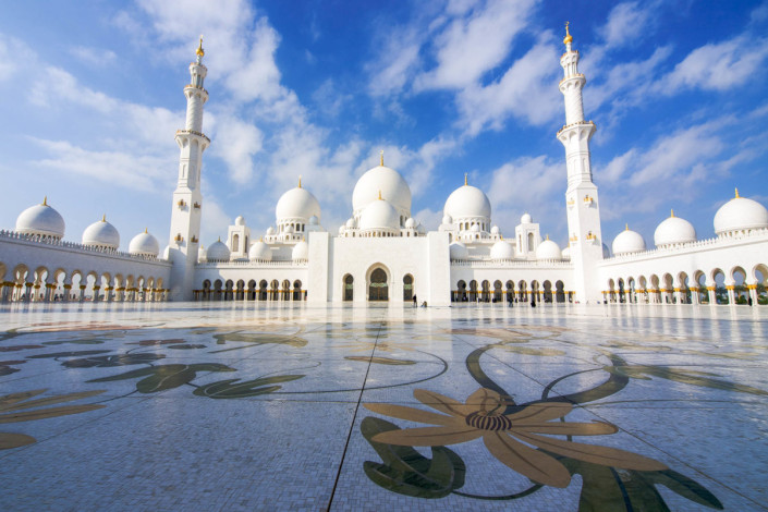 Die prächtige Scheich-Zayid-Moschee aus schneeweißem Marmor in Abu Dhabi ist eine der prunkvollsten Moscheen der Welt, VAE