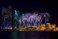Spektakuläres Feuerwerk im Zuge der Silvester-Feierlichkeiten an der Corniche von Abu Dhabi, VAE - © Ferveez Mohideen / Shutterstock
