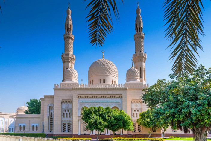 Die majestätische Jumeirah Moschee zählt zu den wichtigsten Sehenswürdigkeiten von Dubai, VAE