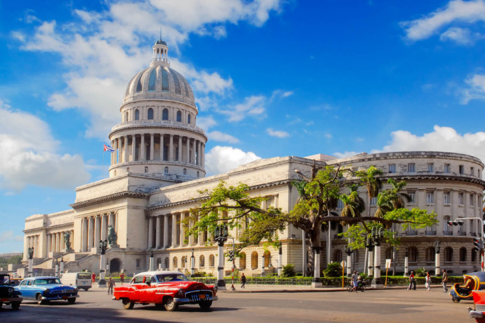 Das Capitolio Nacional, ein an die hundert Meter hoher Kuppelbau, wurde dem Kapitol in Washington D.C. nachempfunden, Havanna, Kuba