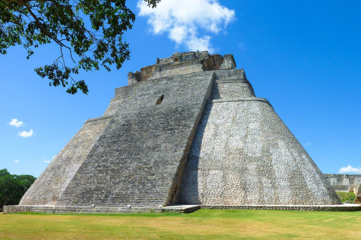 DIe Pyrámide del Adivino (Pyramide des Zauberers) in Uxmal ist 45 Meter hoch und weist im Gegensatz zu vielen anderen Maya-Bauten abgerundete Ecken auf, Mexiko