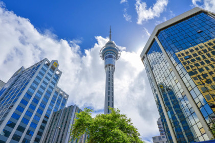 Der Sky Tower in Auckland fungiert als Fernmeldeturm und gleichzeitig als Wahrzeichen der Stadt, Neuseeland