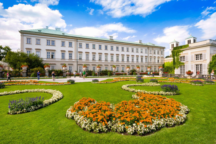 Das Barockschloss Mirabell in der österreichischen Stadt Salzburg wurde Anfang des 17. Jahrhunderts als Geschenk des Fürsterzbischofes an seine heimliche Geliebte errichtet, Österreich