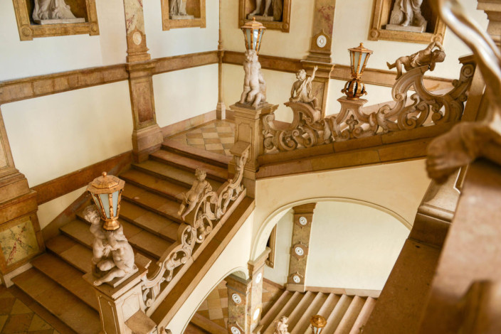 Die Skulpturen der Marmorstiege im Schloss Mirabell in Salzburg, Österreich, zählen zu den schönsten Kunstwerken des europäischen Barock