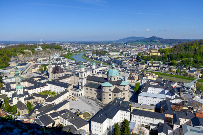 Hinter dem Hohen Stock der Hohensalzburg folgt ein weiterer Hof, hinter dessen Brüstung sich ein herrlicher Blick über die Altstadt von Salzburg auftut, Österreich