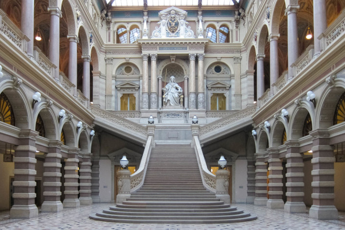 Die zentrale Haupttreppe in der Empfangshalle des Justizpalastes in Wien führt zu einer imposanten Statue der Justitia, der Göttin der Gerechtigkeit, Österreich