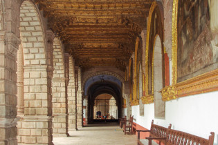Der Kreuzgang im Kloster La Merced in Cusco, Peru, ist mit prachtvollen Gemälden und einer kunstvollen Zedernholdecke geschmückt