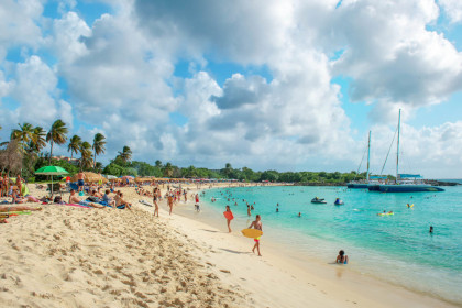 Ungetrübte Badefreuden unter Palmen bietet der sonnenverwöhnte Sunset Beach der karibischen Insel Sint Maarten