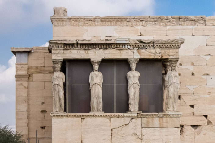 Das Erechtheion auf der Akropolis in Athen ist vor allem durch seine Vorhalle bekannt, deren Dach von sechs grazilen Mädchenfiguren getragen wird, Griechenland