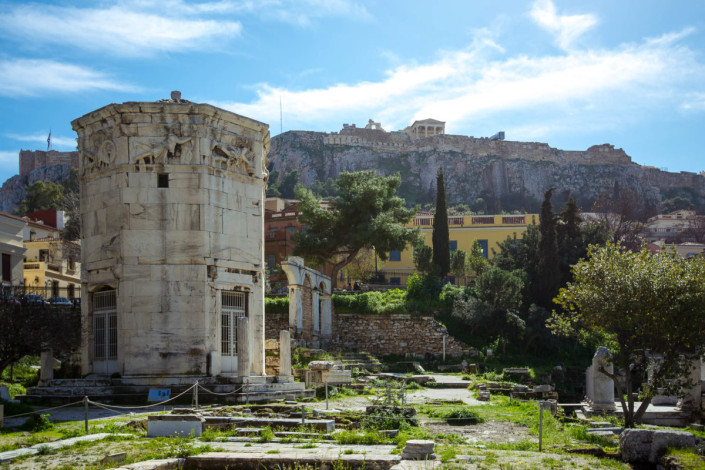 Der 13m hohe Turm der Winde auf der Römischen Agora in Athen, Griechenland, diente einst als Uhr und Wetterwarte