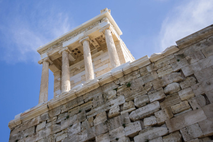 Der Niketempel auf einem Felsvorsprung ist das zierlichste und jüngste Gebäude auf der Akropolis, Athen, Griechenland