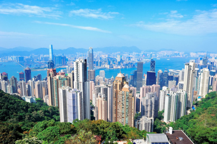 Die Skyline der Stadt Hongkong bei blauem Himmel